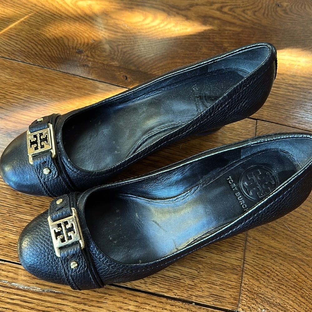 Tory Burch black cobblestone leather wedges with gold hardware 7.5